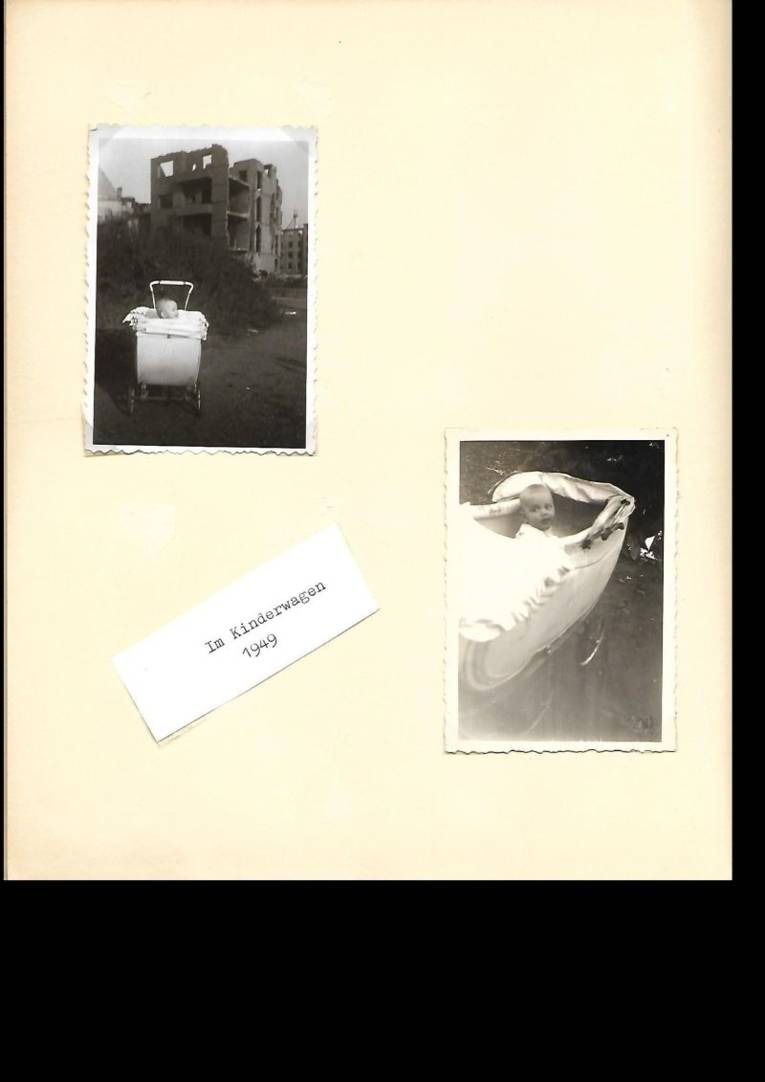 Man sieht zwei Schwarz-Weiß-Fotografien auf ein Blatt Papier geklebt. Auf den Fotos ist jeweils ein Baby im Kinderwagen zu sehen. Auf einem Zettelchen steht "Im Kinderwagen 1949.